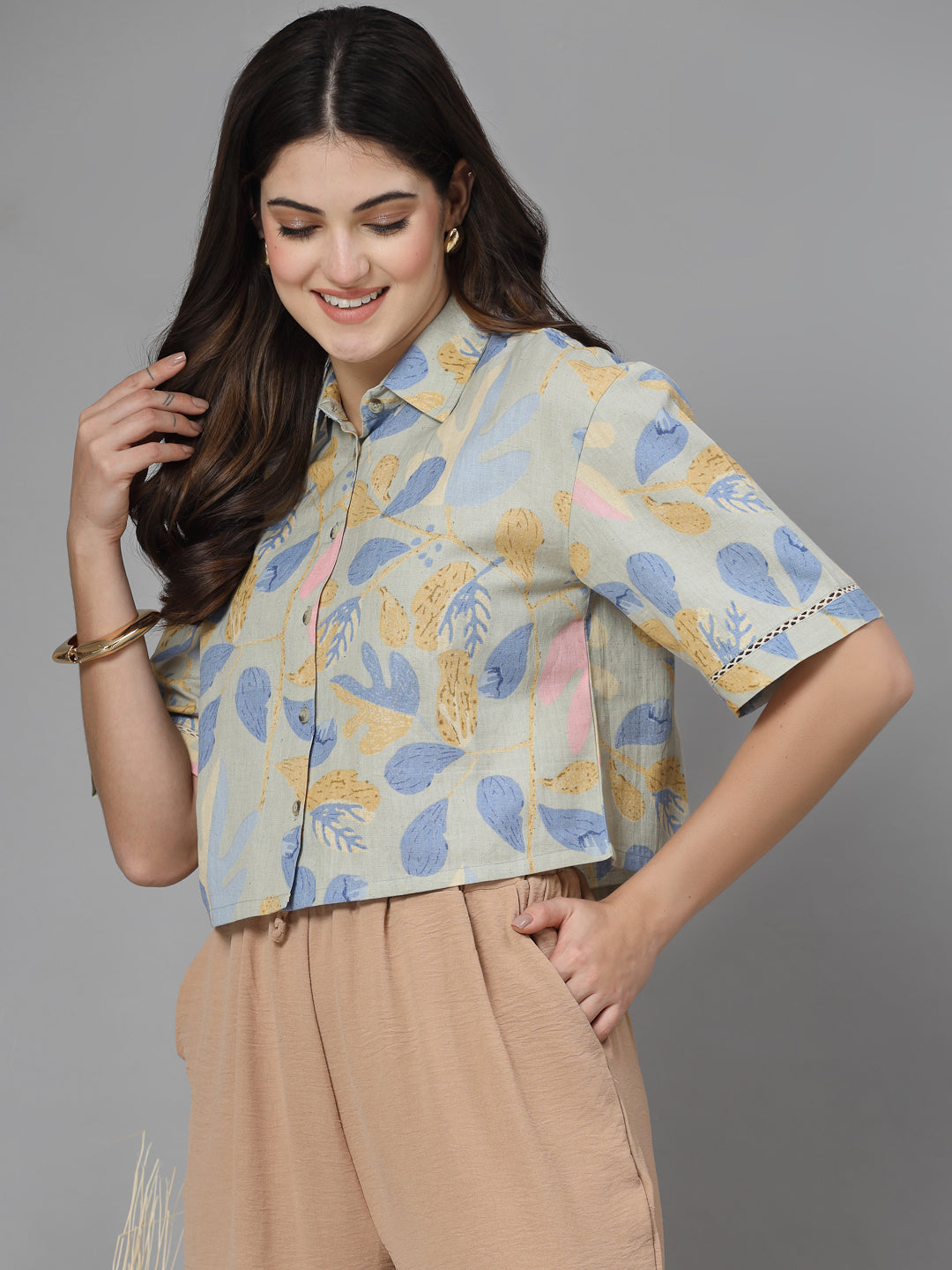 Printed spread collar crop shirt