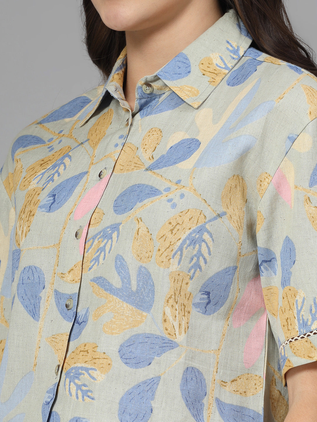Printed spread collar crop shirt