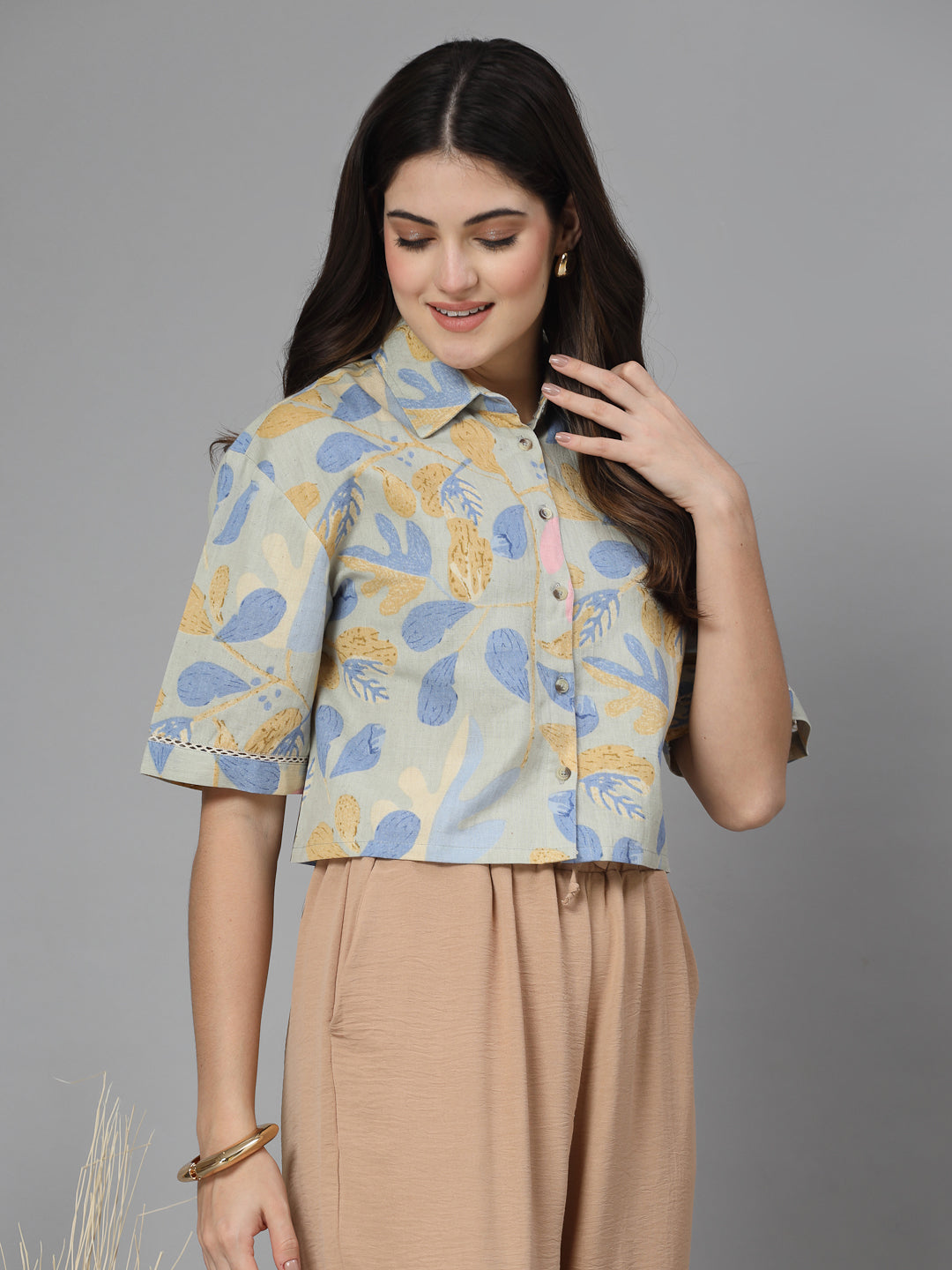 Printed spread collar crop shirt
