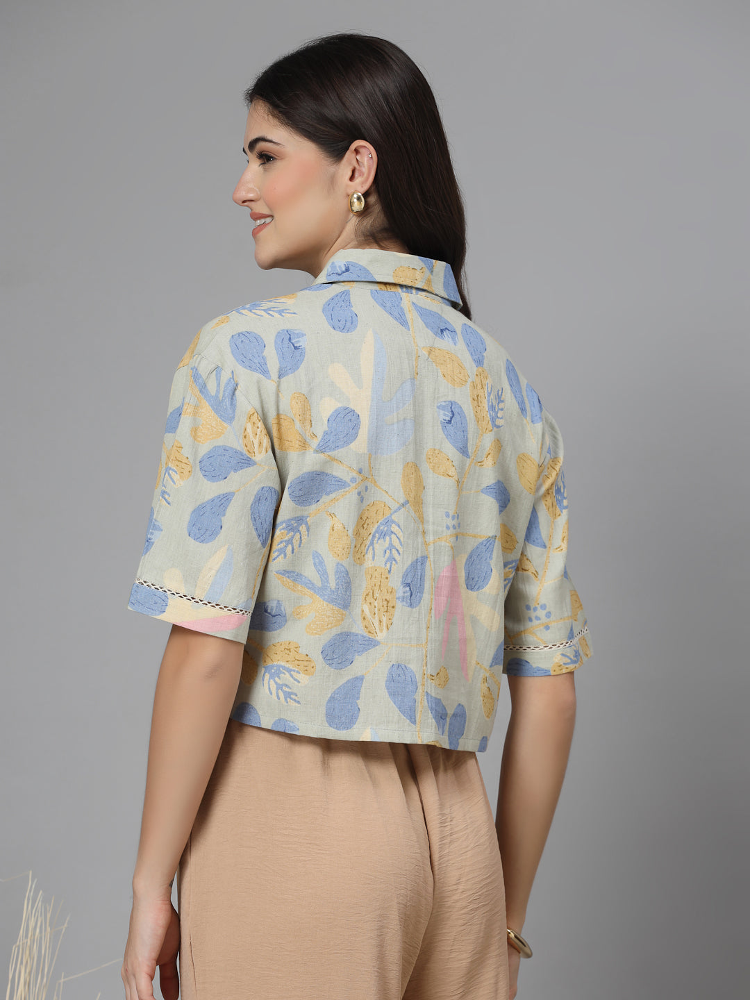 Printed spread collar crop shirt