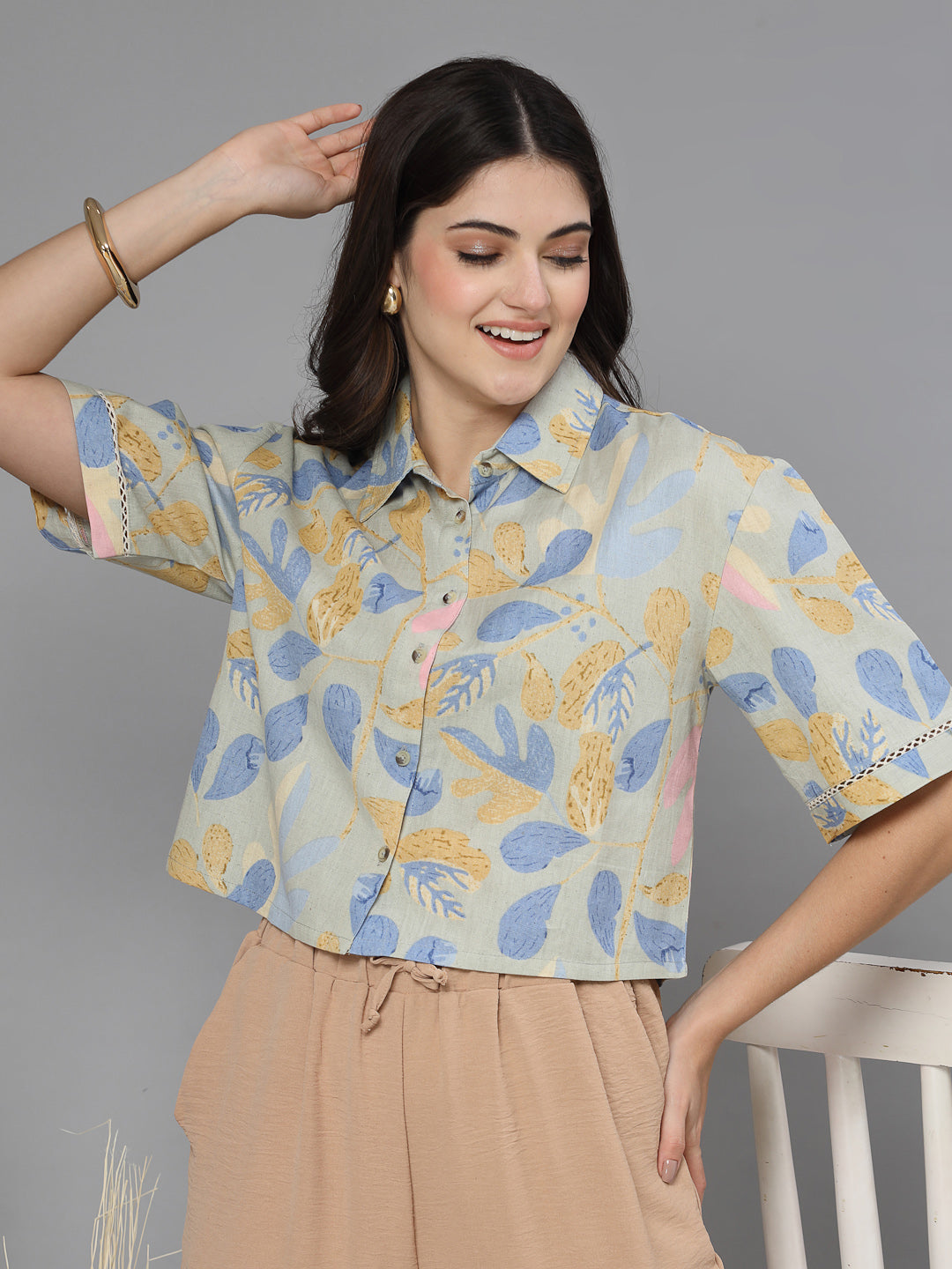 Printed spread collar crop shirt